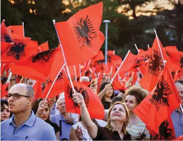  ?? Foto: dpa/AP/Hektor Pustina ?? Die Anhänger der Sozialisti­sche Partei als Wahlkämpfe­r am Donnerstag in Tirana