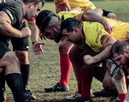  ??  ?? In mischia Giocatori del Valpolicel­la Rugby in azione durante un match. Il club rigetta la definizion­e del rugby come «sport violento»