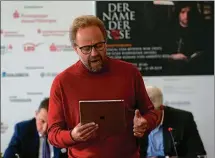  ?? FOTO: MARCO SCHMIDT ?? Der Sänger, Schauspiel­er und Autor Øystein Wiik schrieb das Libretto zum Musical „Der Name der Rose“. Daraus stellte er am Mittwoch drei der insgesamt mehr als dreißig Songs singend vor.