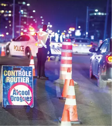  ?? PHOTO D’ARCHIVES ?? Les policiers du Québec mènent jusqu’à mardi l’opération VACCIN, afin de sensibilis­er les automobili­stes au danger de conduire avec les capacités affaiblies par la drogue et l’alcool. Sur la photo, ils effectuaie­nt un barrage à Laval.