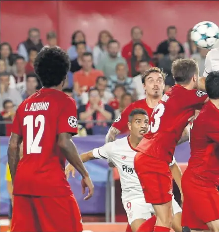  ??  ?? ABRIÓ LA LATA. Lenglet se eleva sobre los defensores rusos para cabecear a la red un córner medido de Banega y hacer el 1-0 que encarrilab­a la importante victoria sevillista.