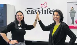  ?? EASYLIFE ?? High five nach dem Interview: Rebecca Schullin, Geschäftsl­eitung easylife, mit Evelyne Balik. Eine Videoaufze­ichnung gibt es auf www.easylife.at.