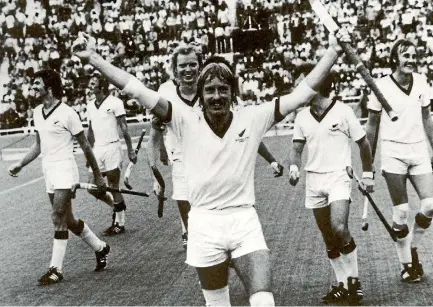 ?? GETTY IMAGES ?? Wing-half Alan Chesney celebrates victory as the jubilant New Zealand team walk off the turf after their 1-0 win over Australia.