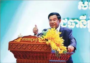  ?? FACEBOOK ?? Prime Minister Hun Sen speaks at a press dinner organised for local journalist­s at the Sokha Hotel on Phnom Penh’s Chroy Changvar peninsula on Saturday.
