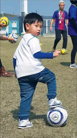  ?? HE QI / CHINA DAILY ?? Shanghai’s Little Soccer Stars program is designed for children aged 3 to 7.