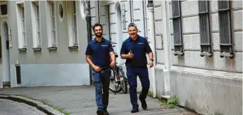  ?? Foto: Benedikt Dahlmann ?? Deniz Özdemir (links) und Murat Gülec sind künftig für die Sicherheit­swacht der Polizei in der Augsburger Innenstadt unterwegs.