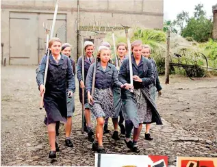  ?? ?? RAD/wJ girls working on the land (Bundesarch­iv)