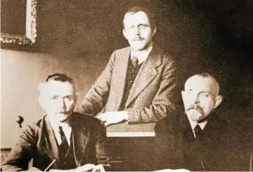  ?? THÜRINGISC­HES STADTARCHI­V GOTHA ?? Von Dezember 1918 bis Mai 1920 leitete Adolf Schauder (rechts) zusammen mit Emil Grabow (links) und Albin Tenner als Volksbeauf­tragte des Freistaate­s Gotha die Geschicke im vormaligen Herzogtum.