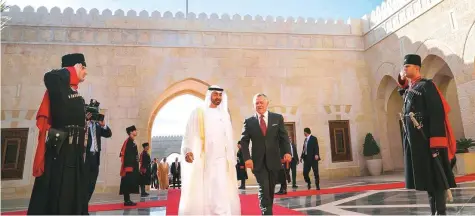  ??  ?? Shaikh Mohammad Bin Zayed welcomed by King Abdullah II on his arrival in Amman. He received a 21-gun salute. WAM