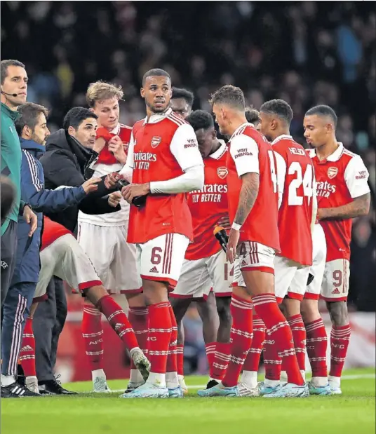  ?? ?? Mikel Arteta da indicacion­es a sus jugadores en el partido de ayer.