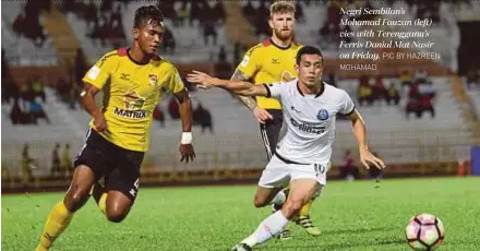 ?? MOHAMAD
PIC BY HAZREEN ?? Negri Sembilan’s Mohamad Fauzan (left) vies with Terengganu’s Ferris Danial Mat Nasir on Friday.