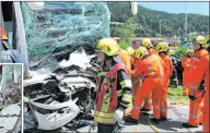  ??  ?? Die Frontschei­be geborsten, der Bus eingedrück­t (o.); die Feuerwehr befreite den Fahrer (l.).