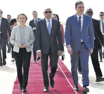  ?? Borja Puig de la Bellacasa ?? Ursula von der Leyen, Pedro Sánchez y Mohamed Ould Ghazouani, ayer en Nuakchot.