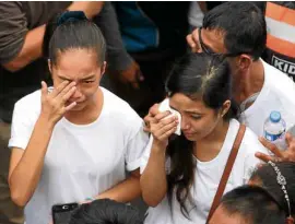  ?? —LYN RILLON ?? Relatives of Carl Angelo Arnaiz are in tears during his burial in Aliw Cemetery, Pateros.