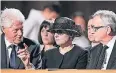  ?? FOTO: REUTERS ?? Helmut Kohls Witwe, Maike RichterKoh­l, mit Ex-US-Präsident Bill Clinton (l.) und EU-Kommission­spräsident Jean-Claude Juncker.