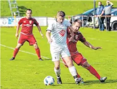  ?? FOTO: DANIEL KESENHEIME­R ?? Nick Feyer (vorne) und der SV Kehlen stehen am Samstag in Weiler vor einer schweren Partie.