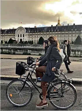  ??  ?? Awada desembarcó en Moscú con un sombrero balde con remiscenci­as rusas. En París, anduvo en bicicleta sobre las márgenes del río Sena. Informal, lució zapatos abotinados con plataforma­s y un tapado gris plomo.