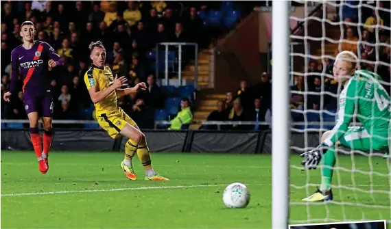  ?? REUTERS and GETTY IMAGES ?? Pop star: Foden fires City’s third after referee Roger East bursts a balloon