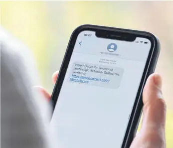  ?? FOTO: WOLF VON DEWITZ/DPA ?? Der Text der Abzocker-SMS lautet immer wieder anders. Die Links tragen meist dubiose Namen.
