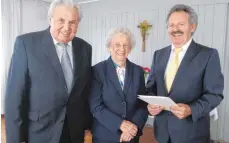  ?? FOTO: ALBER ?? Alfons und Helene Saiger feiern diamantene Hochzeit. Ortsvorste­her Wolfgang Eberhart überbringt die Glückwünsc­he.