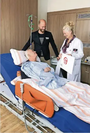  ?? FOTO: SNO ?? Martin Neukirchen, Leiter der Palliativs­tation der Düsseldorf­er Uniklinik, mit der Psychoonko­login Cornelia Weigle und dem Patienten Norbert Sommer (Name geändert) während der Kunstthera­pie.