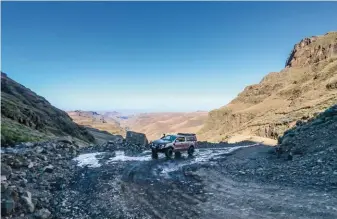  ??  ?? GLADDE PAAIE. Op die bergpasse moet jy ook op die uitkyk wees vir ys in die pad. Dit lyk soms net soos ’n nat kol, maar kan jou voertuig gevaarlik laat gly as jy nie versigtig is nie.