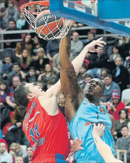  ?? FOTO: EFE ?? Kevin Seraphin, pívot del Barça, machacando ante Antonov en el encuentro de ayer disputado en Moscú frente al CSKA