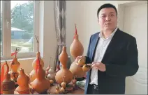  ?? SONG RUI / XINHUA ?? Bi Hongge displays calabash handicraft­s produced at Daduzhuang village in Tianjin.