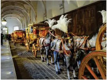  ??  ?? Le carrosse du sacre de Charles X, attelé à huit chevaux.