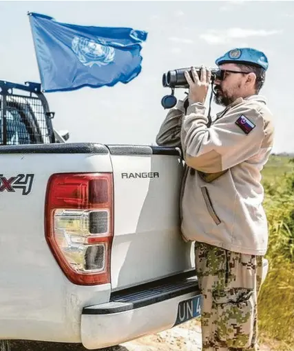  ?? FOtO: uNficyp ?? Unbewaffne­t und vorsichtig: ein slowakisch­er Blauhelmso­ldat während einer Patrouille in der Pufferzone auf Zypern.