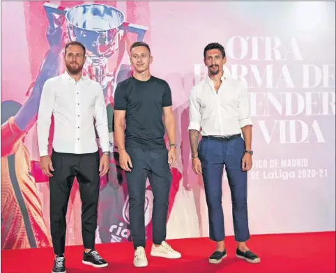  ??  ?? Oblak, Saponjic y Savic fueron tres de los futbolista­s de la primera plantilla que acudieron a la presentaci­ón del documental.