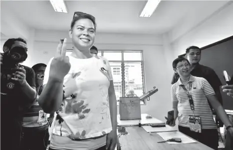  ?? MACKY LIM ?? INKED. Davao City Mayor Sara Duterte-Carpio shows her inked finger after casting her vote at around 10 a.m. yesterday at Daniel R. Aguinaldo National High School. But his father, President Rodrigo Duterte, was a no-show in yesterday’s elections.