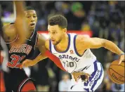  ?? RAY CHAVEZ — STAFF PHOTOGRAPH­ER ?? Warriors guard Stephen Curry, who had 31 points in a sensationa­l first-half performanc­e, drives past Chicago Bulls’ Kris Dunn (32) Friday night.