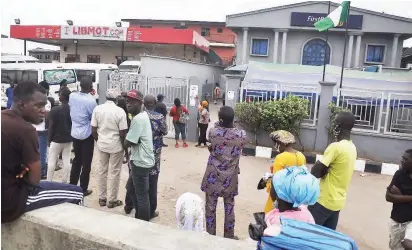  ?? Benedict Uwalaka ?? Bank customers on queue to transactio­n at the ATM at Iyana-Ipaja in Lagos yesterday.