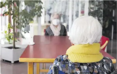  ?? Europa Press ?? Dos mujeres en una residencia de mayores, durante las restriccio­nes por la pandemia del covid-19 .