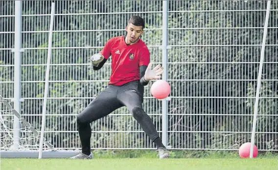  ?? FOTO: Á. L. ?? Gerónimo Rulli completa un ejercicio durante un entrenamie­nto