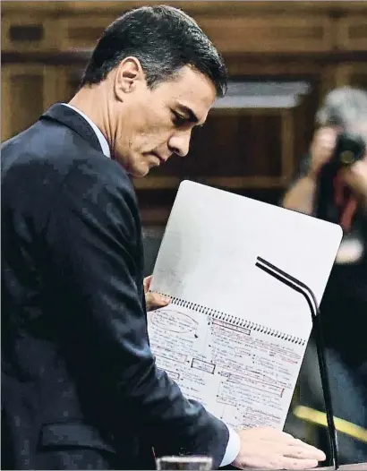  ?? OSCAR DEL POZO / AFP ?? El líder del PSOE, Pedro Sánchez, con su cuaderno de apuntes durante la investidur­a fallida