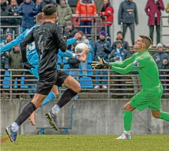  ?? THOMAS CORBUS ?? Jenas Torhüter Kevin Kunz (rechts) verursacht­e in der 62. Minute einen Strafstoß, den der Gegner aber nicht nutzen konnte. Den Ausgleich erzielte Viktoria Berlin erst später.