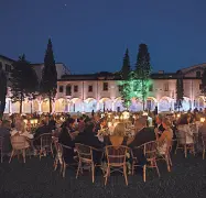  ??  ?? Un momento della cena di gala di ieri organizzat­a dal Centro di Firenze per la Moda a Santa Maria Novella, a sinistra l’allestimen­to del tema Pop alla Fortezza da Basso