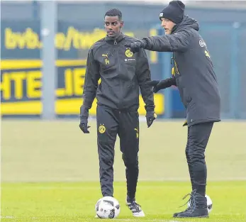  ?? FOTO: IMAGO ?? Trainer Thomas Tuchel mit Dortmunds Neuzugang Alexander Isak – den der Coach gar nicht kannte.
