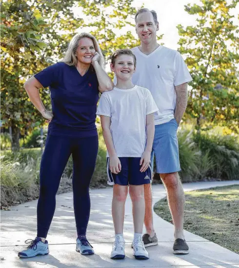  ?? Karen Warren / Staff photograph­er ?? Brigitte Radulovich, husband Mark and son Nicholas have all adopted a more active lifestyle.