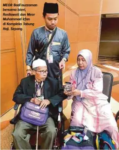  ??  ?? MEOR Badi’auzzaman bersama isteri, Rosilawati dan Meor Muhammad Irfan di Kompleks Tabung Haji, Sepang.