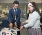  ??  ?? Superjavi le firma a María.