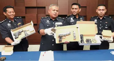  ??  ?? Good haul: DCP Abdul Jalil (second left) with (from left) Kulim district CID Chief ASP Amir Atong, Kedah D9 Division Chief DSP Mohd Naim Asnawi and Kulim district Investigat­ion Officer Insp Muhamad Fadlee Muhamad Saleh showing the weapons, bullets and handcuffs seized.