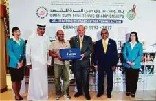  ?? Ahmed Ramzan/Gulf News ?? Senior Reporter Alaric Gomes being felicitate­d by Dubai Duty Free officials in celebratio­n of the 25th Anniversar­y at the Dubai Tennis Stadium.