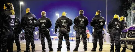  ?? DPA-BILD: BILDFUNK- ?? Sichern, überprüfen und überwachen – Arbeitsall­tag der Polizisten. Dabei stoßen häufig die Umgangsfor­men der Beamten sauer auf. Die Hälfte aller „Beschwerde­r“fühlte sich durch die Kommunikat­ion provoziert.