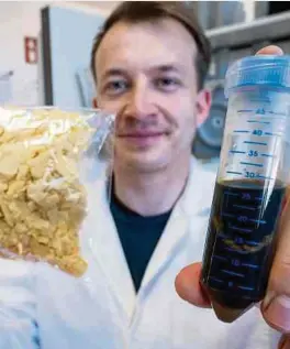  ?? Foto: dpa ?? Yannick Branson vom Institut für Biochemie der Universitä­t Greifswald: Im Kampf gegen Plastikabf­all setzen Forscher auf Enzyme, die Kunststoff­e quasi verdauen können.