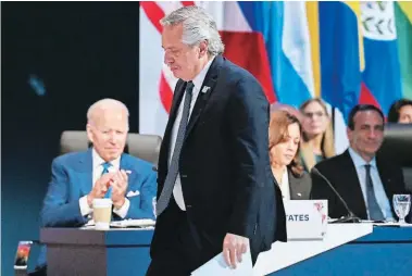  ?? FOTO: AFP ?? El presidente de Argentina, Alberto Fernández (centro), pasa junto a la vicepresid­enta de los Estados Unidos, Kamala Harris (derecha), y el presidente de los Estados Unidos, Joe Biden.