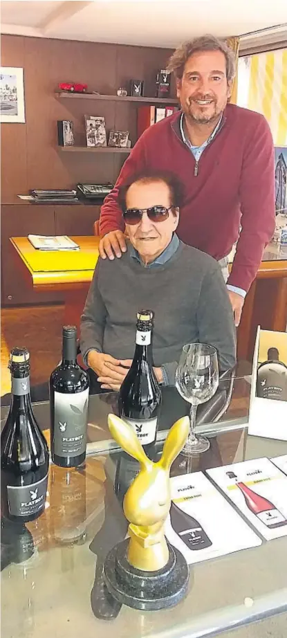  ?? (LA VOZ) ?? Padre e hijo. Carlos y su hijo, Marcello, junto con los vinos y los espumantes desarrolla­dos para la etiqueta Playboy. “El plan de negocio incluye 100 puntos de venta, mitad en Buenos Aires y el resto en el interior”, cuentan.