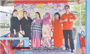  ??  ?? AKTIVITI MENARIK: Guru-guru Bahasa Inggeris di SMK Sebuyau bergambar di dalam pondok aktiviti Bahasa Inggeris.